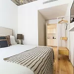 Luxury T.m. Flat With A View Лісабон